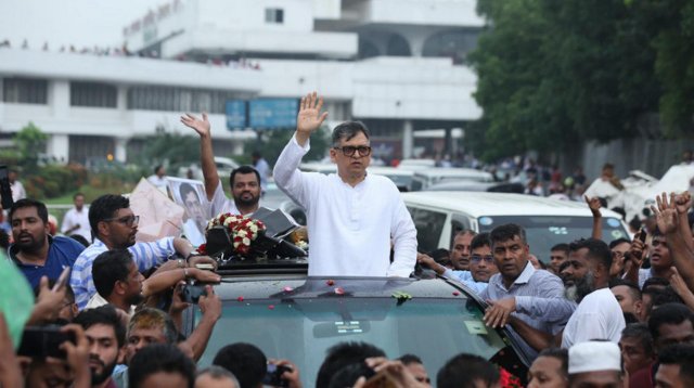 বিএনপির মগজে পচনঃ এস আলমের গাড়িতে বিএনপি নেতা সালাউদ্দিন!